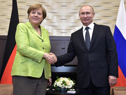 Явлинский сравнил политические системы Путина и Меркель