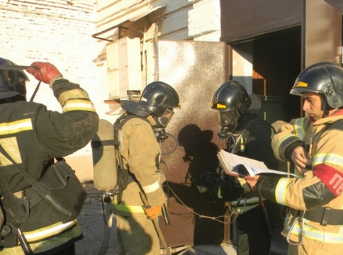 В Балашове пожарные учились эвакуировать киновидеоцентр