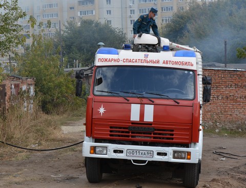 В Саратове загоревшийся дом тушили 15 пожарных