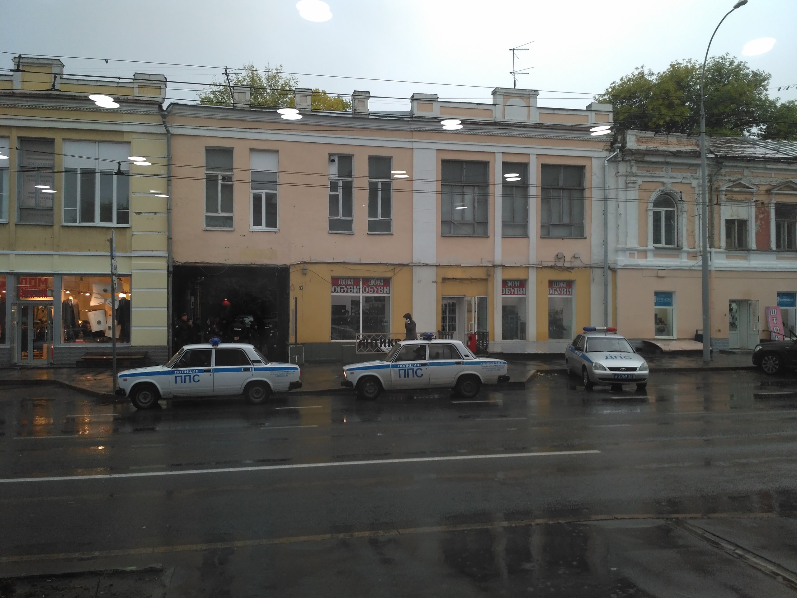 К саратовскому штабу Навального стягивают полицейских