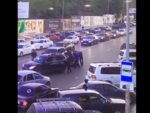 «Кавказский узел»: Дагестанского водителя избили за отказ пропустить кортеж главы МВД