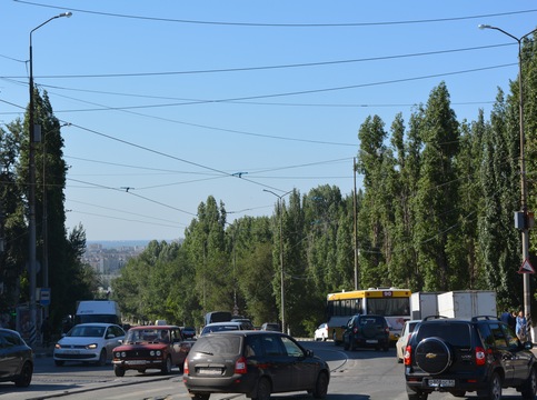 На Танкистов водитель иномарки сбил юношу и девушку-подростка