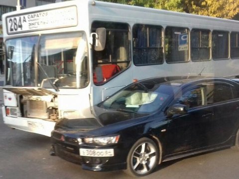 Два пассажира энгельсского автобуса пострадали в столкновении с иномаркой
