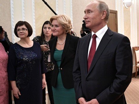 Путин наградил саратовского учителя года за активную гражданскую позицию