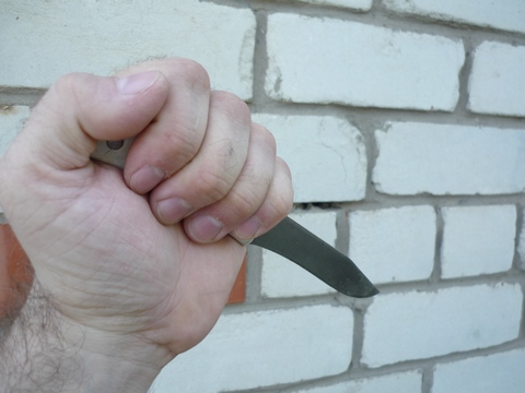 Коллега порезал ножом уборщика на парковке торгового центра