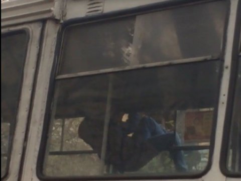 Пассажир саратовского трамвая разбил форточку и выпрыгнул наружу