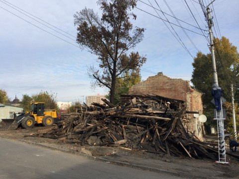 Жители Кузнечной жалуются на медленный демонтаж сгоревшего дома
