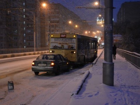 На мосту через Глебучев овраг Hyundai столкнулся с автобусом