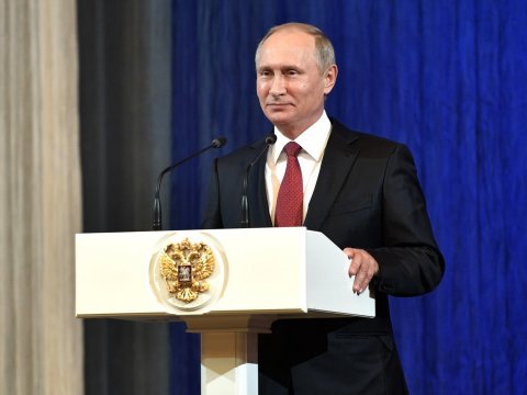 «Собеседник»: Несмотря на урезание зарплаты доходы Путина увеличиваются