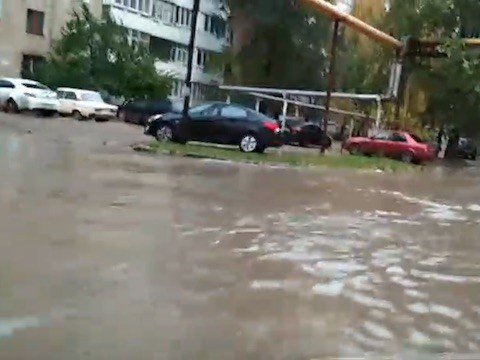 Энгельсская улица после дождя превратилась в реку