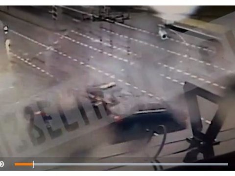СМИ: В центре Москвы две иномарки протаранили автомобиль с мигалками