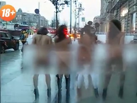 Обнаженные девушки поддержали Вайнштейна пикетом в Москве