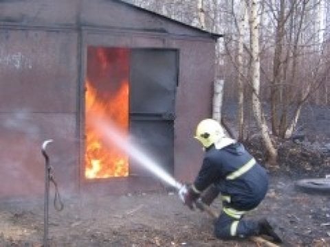 Утром в Энгельсе восемь пожарных тушили гараж