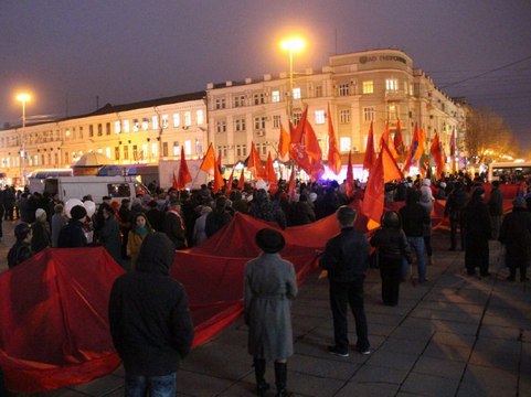 Столетие революции. Коммунисты провели праздничное шествие в Саратове