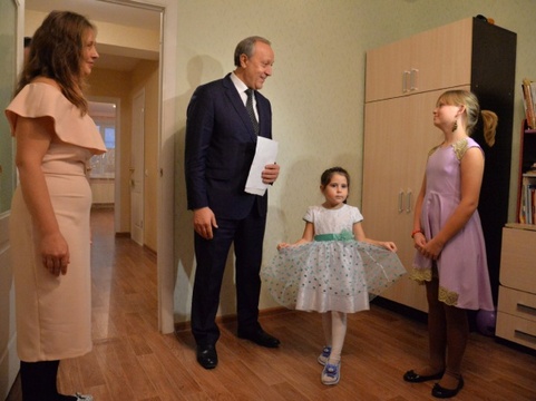 Радаев подарил многодетной семье трехкомнатную квартиру в Саратове