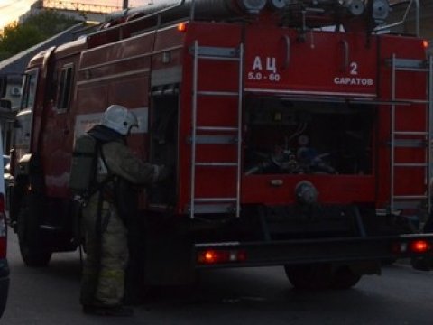 На вызов в центре Саратова приехали четыре пожарных расчета