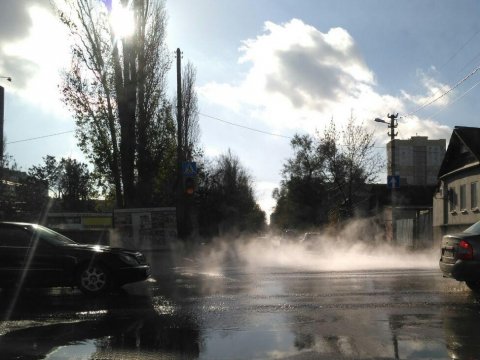 По проезжей части улицы Рахова течет вода