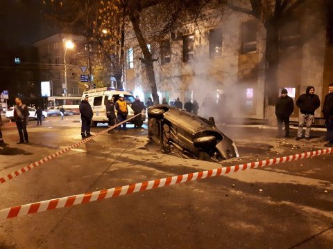 В центре Саратова такси во время движения провалилось под асфальт