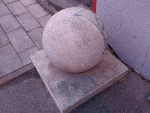 Раскрашенный вандалами шар на Волжской повернули «всевидящим оком» к стене