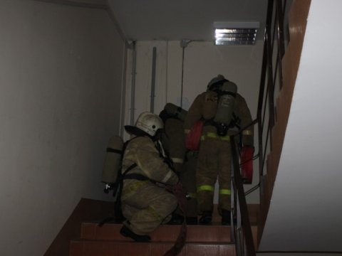Ночью пожарные эвакуировали детей из горящего энгельсского дома