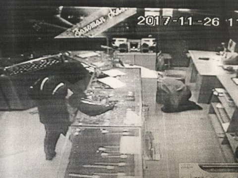 Вооруженный мужчина в маске ограбил ломбард в Балакове