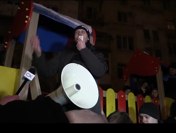 Навальный выступает перед саратовцами с горки на детской площадке