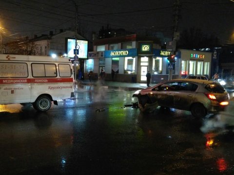В центре Саратова иномарка не пропустила «скорую» с включенными спецсигналами