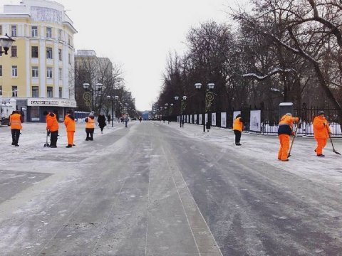 Администрация Волжского района отчиталась о расчистке пешеходной зоны от льда