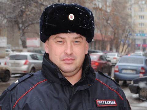 На остановке в Энгельсе росгвардеец спас больного эпилепсией 