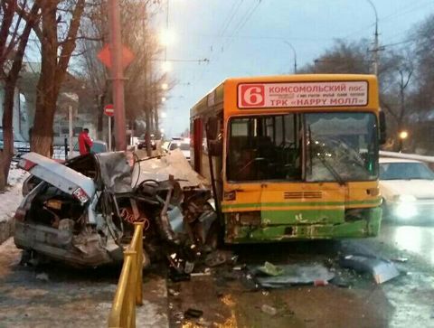 На Стрелке водитель ВАЗа погиб в столкновении с автобусом