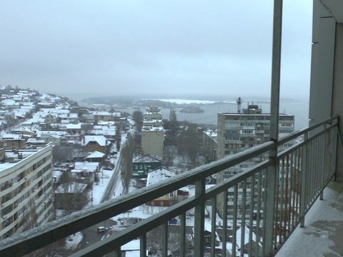Полицейские сняли женщину с балкона 18-этажки у набережной Саратова