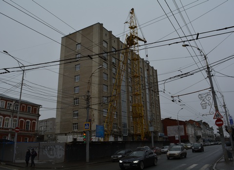 На улице Московской установили башенный кран