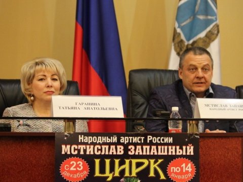 Лед в «Кристалле» застелили специальным покрытием для выступления цирка