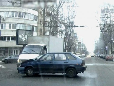 В центре Саратова столкнулись ВАЗ-2114 и «ГАЗель»