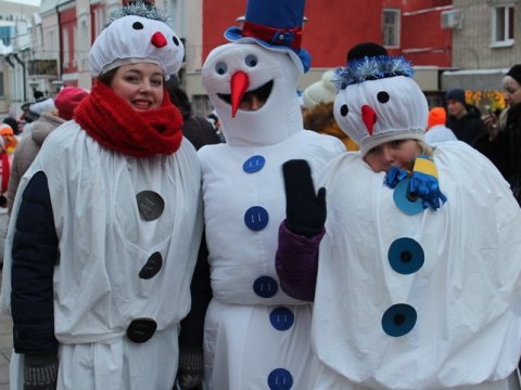 Тысячи снеговиков прошли по центру Саратова