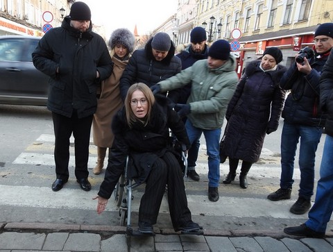 Собчак проехала по центру Саратова в инвалидной коляске