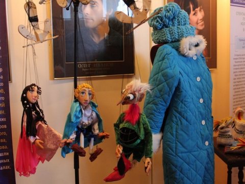 Работники культуры показали министру театральные костюмы и кукол