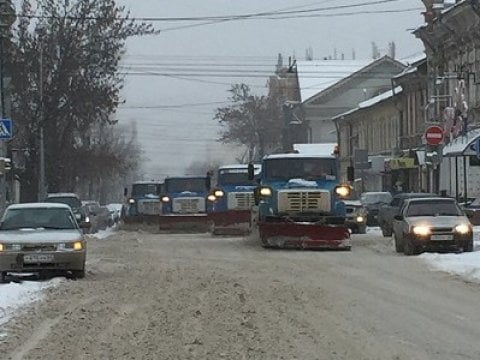 На расчистку Саратова от снега бросили еще сотню дворников