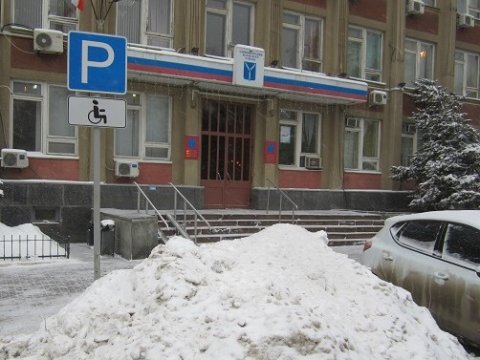 Напротив волжской администрации убранный снег свалили на парковку для инвалидов