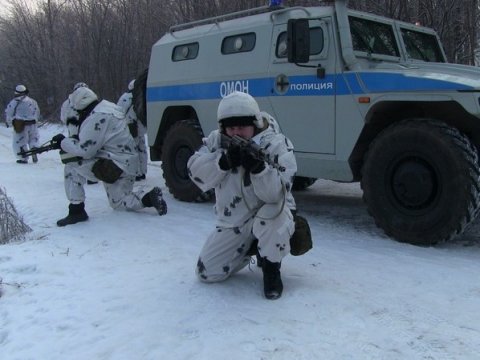 Саратовские силовики тренировались обезвреживать снаряд на дне замерзшего озера