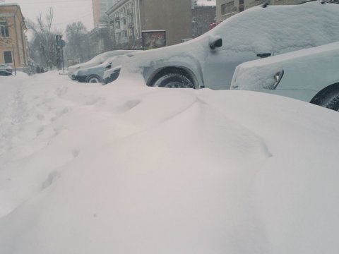 Ночью под Петровском трактор вытаскивал машины из снежного заноса