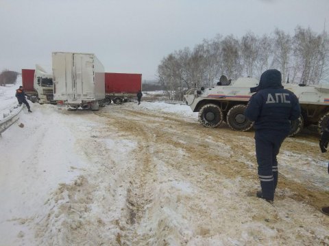 Под Саратовом с помощью БТР освободили из снега «2,5 километра грузовиков»