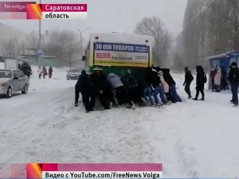 Толкавшие автобус саратовцы попали на Первый канал