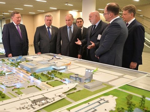 В Ростове Путину показали макет саратовского аэропорта