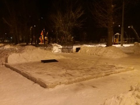 С памятной доски героям Сталинградской битвы в Заводском районе убрали снег
