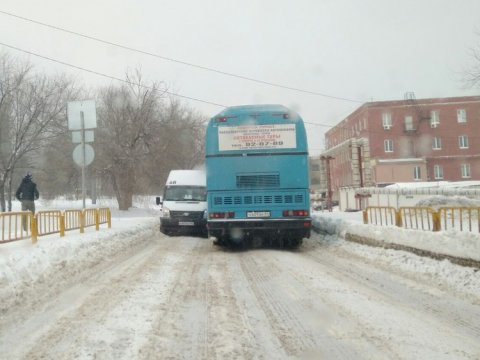 В Саратове столкнулись маршрутка и автобус с детьми