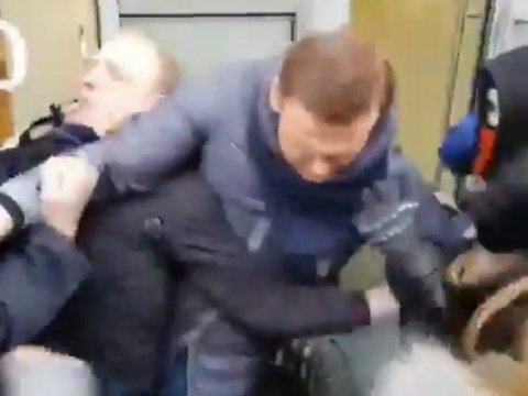 Утром домой к Навальному пришла полиция