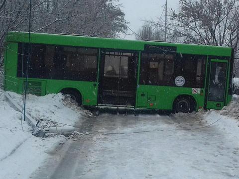 В Князевке автобус снес столб и перегородил дорогу