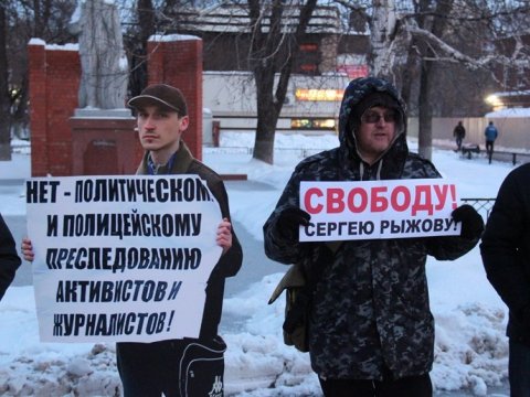 Саратовские оппозиционеры принесли на акцию картонное изображение Сергея Рыжова