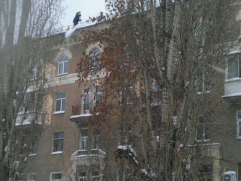 Саратовец упал со второго этажа во время уборки снега